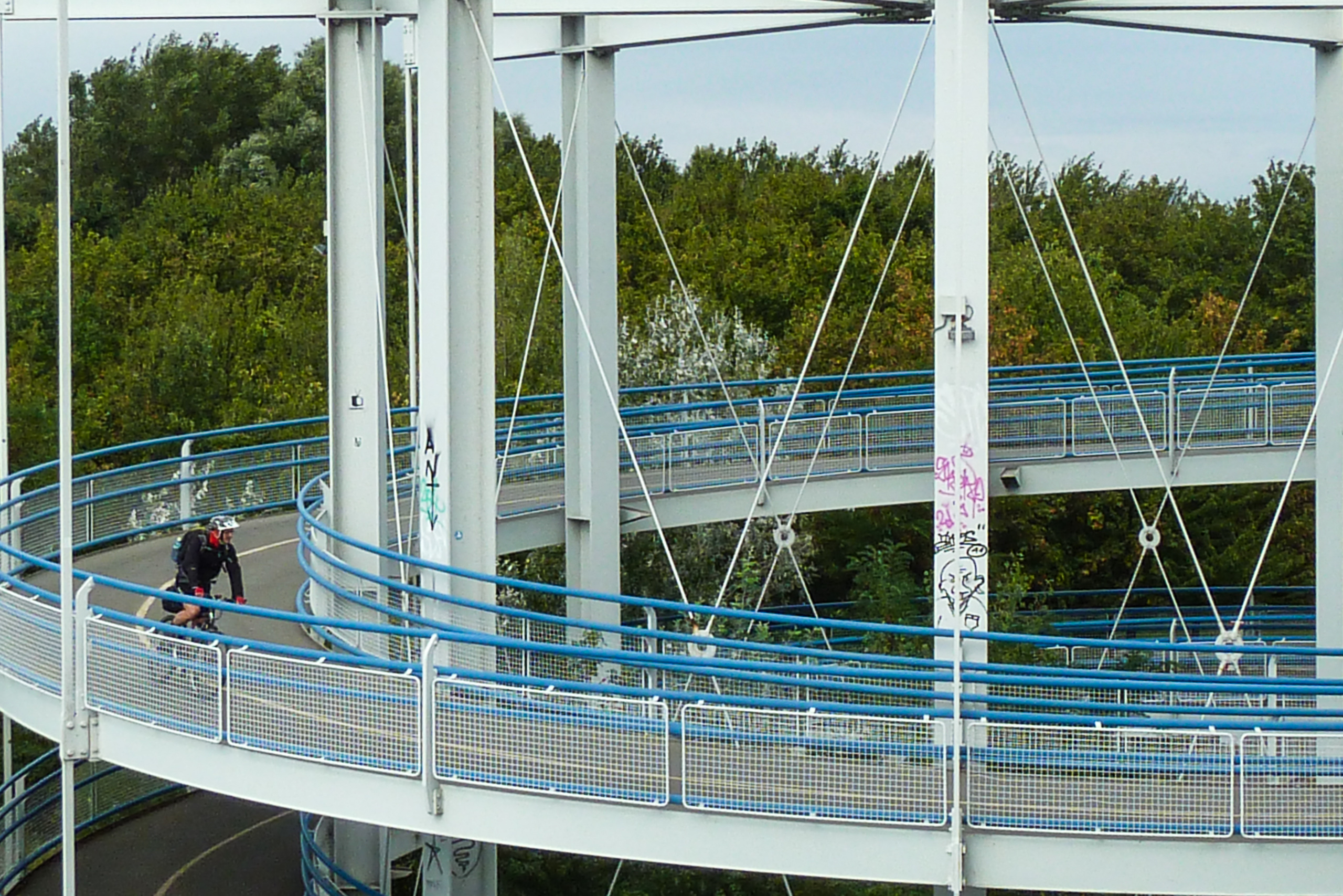 Über die Wendelrampe der Donaubrücke